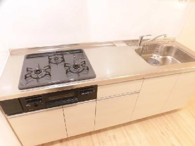 オパス四条のキッチン|３口ガスシステムキッチン・グリル付