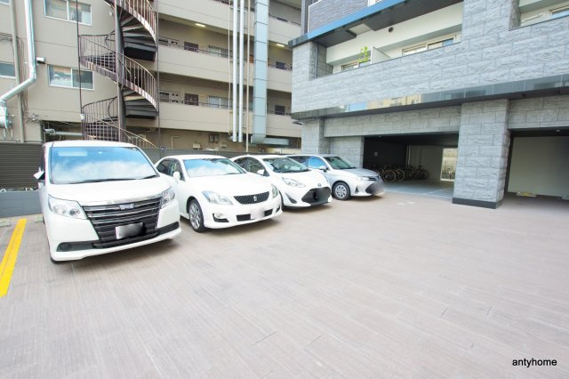 フレンシアノイエ江坂　仲介手数料無料の駐車場