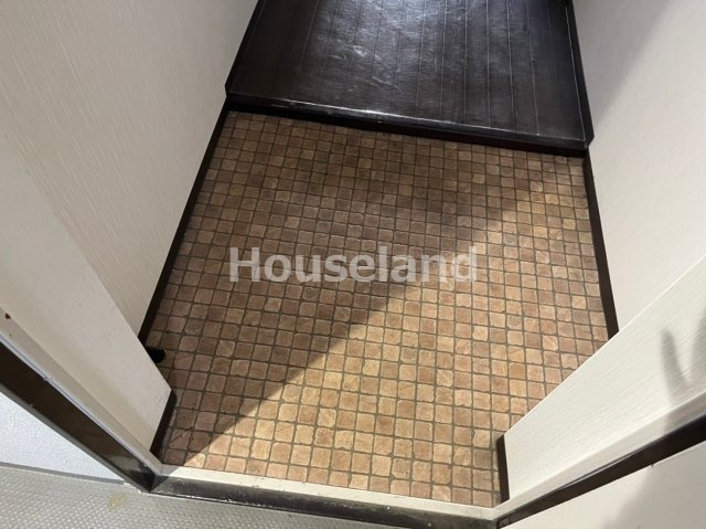 友田町ロイヤルコーポの玄関