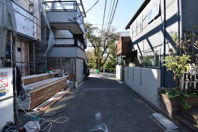 【前面道路含む現地写真】 | 世田谷区北烏山1丁目　新築戸建 | 車庫2台！南側にはお庭！４LDKの３拍子揃った新邸です♪♪地震に強いダイライト工法にて施工しました。2駅2沿線ご利用可能、敷地面積約36坪とゆとりある広さも魅力です！！