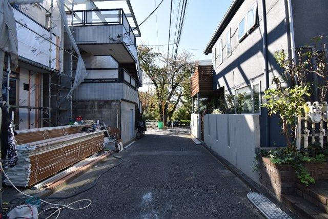 【前面道路含む現地写真】 | 世田谷区北烏山1丁目　新築戸建 | 車庫2台！南側にはお庭！４LDKの３拍子揃った新邸です♪♪地震に強いダイライト工法にて施工しました。2駅2沿線ご利用可能、敷地面積約36坪とゆとりある広さも魅力です！！