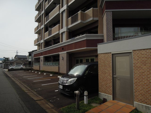 ドゥウエル文京の駐車場|融雪付き。道路にも出やすく停めやすい駐車場区画を使用してます。