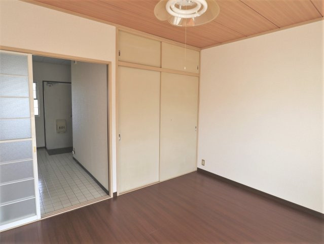 アビタション西条の洋室