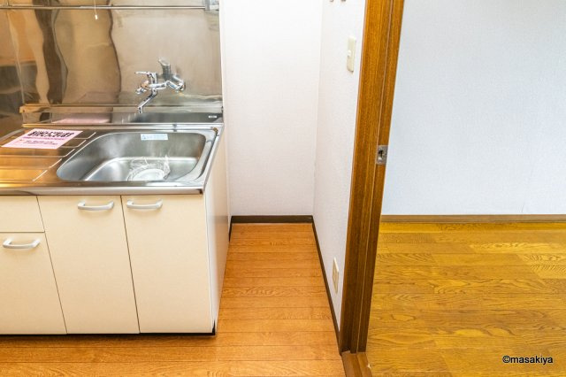 ブラウンヒルズ2番館のキッチン|冷蔵庫置場