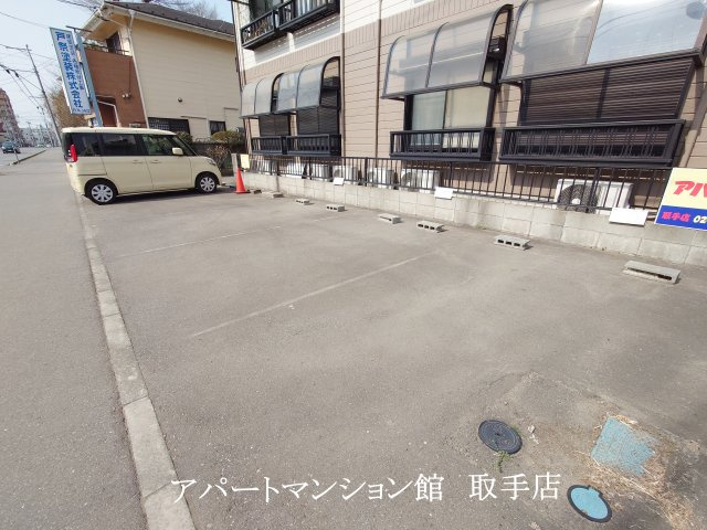 サンハイツアカシヤの駐車場