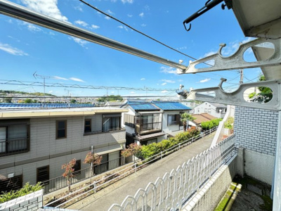 【展望】 | ヒルクレスト | 洋室6帖のお部屋の窓からの眺めです♪物干しフックがあるのでお洗濯物を干したり、気分転換をするにも最適です☆