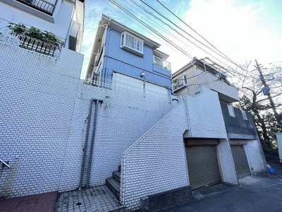 【外観】 | ヒルクレスト | 小田急線「百合ヶ丘」駅まで徒歩9分！コンビニが近くて便利な立地の2階建てアパートです♪通勤通学はもちろん、お買い物やお出かけにもGood☆