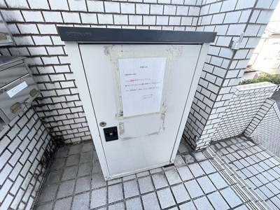 【その他共用部分】 | ヒルクレスト | 共用部には宅配BOXがあるので荷物の受け取りもスムーズに♪再配達を依頼する手間が省けます☆