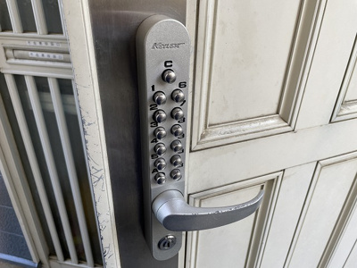 【エントランス】 | ヒルクレスト | 防犯対策に有効なオートロック付きのエントランスです☆1人暮らしの方も安心ですね！