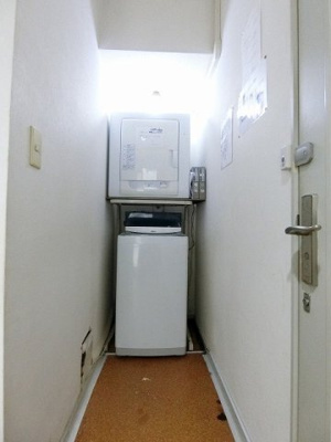 【その他共用部分】 | ヒルクレスト | 1階にある共用のコインランドリーです！乾燥機もついているのが便利ですよね♪