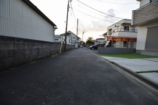 【前面道路含む現地写真】 | 南側4ｍ私道　お車の通行は少なく小さなお子様にも安心の立地です。