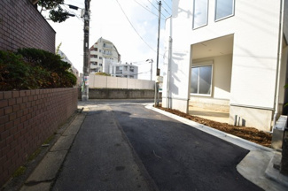 【前面道路含む現地写真】 | 南側3.27ｍ私道　3方向からの開放感を是非とも現地でご体感下さい。