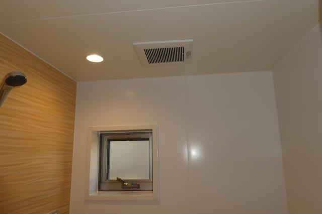 エターニアの浴室|浴室窓・換気扇