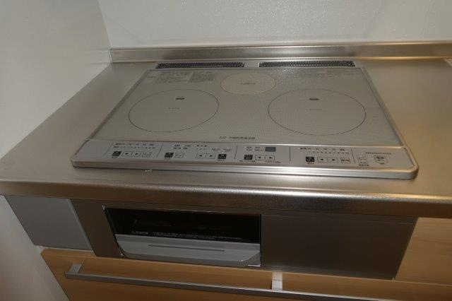 エターニアのキッチン|３口IHコンロ