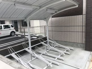 【その他共用部分】 | 雨の日も安心な屋根付きの駐輪場です。