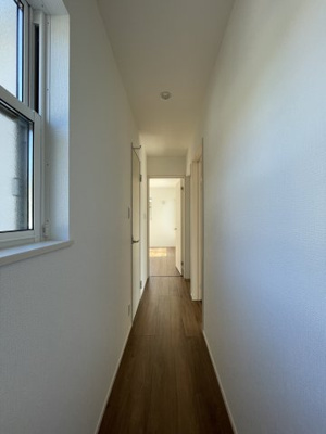 【その他共用部分】 | 大津市衣川3丁目13-16　新築分譲 | 2階階段後の通路