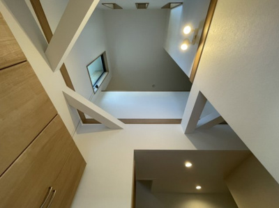 【エントランス】 | 上賀茂狭間町　新築戸建 | 玄関ドアを開けると開放感のある吹抜けが頭上に伸びています！