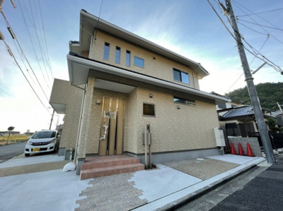 【外観】 | 上賀茂狭間町　新築戸建 | 上賀茂エリアに新築戸建てが登場しました！
東側に遮る建物がない為、明るい陽射しが差し込みます！