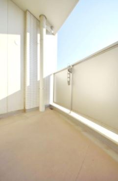 【バルコニー】 | ドリームタワーキュアレジデンス | 暖かな日差しのふりそそぐバルコニー（同物件別部屋の参考写真）