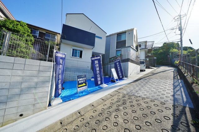 南道路面で陽当たり良好♪開放感のあるお住まい。の前面道路含む現地写真|南側約4ｍの道路に面しています