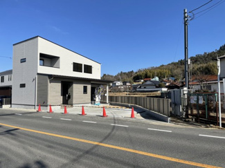 【前面道路含む現地写真】