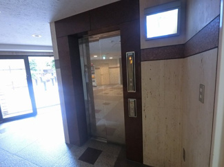 【その他共用部分】 | お買い物時やベビーカーの出し入れに便利なエレベーター付です。