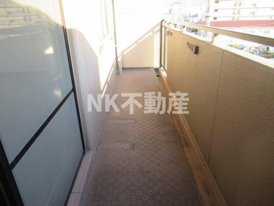 【バルコニー】 | ローレルフラッツ（高井田賃貸） | 外からの目が気にならないバルコニーで洗濯物が干せます