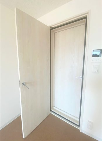「防音マンション」ラシクラス豊玉南の内装|防音室の入り口は二重扉で仕切られています。