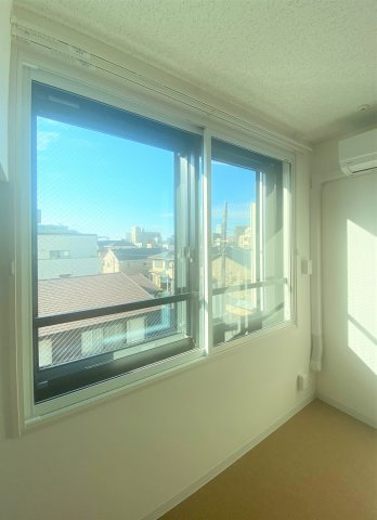 「防音マンション」ラシクラス豊玉南のバルコニー|2重ならぬ3重サッシの窓です。防音対策はばっちりです。（イメージ）