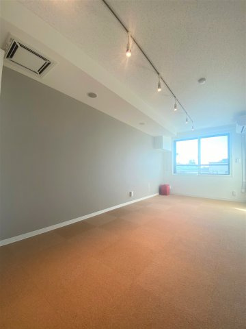 「防音マンション」ラシクラス豊玉南の居間・リビング|居室は防音床、防音壁、防音天井となっており、コンクリートの厚みは１８０㎜と、まさに楽器を演奏するためにつくられた24時間楽器演奏可能の防音室です。