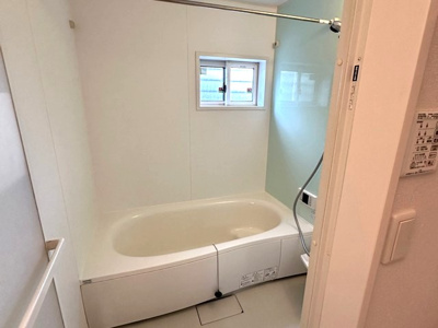 【浴室】 | ル・ボア | 追い焚き機能・浴室暖房乾燥機付きバスルーム♪雨の日のお洗濯にも便利な物干しバー完備です！ゆったりバスタイムでリラックス☆換気のできる小窓付きです♪