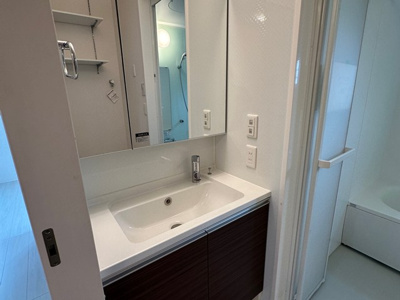 【洗面所】 | ル・ボア | 角度の変えられる鏡付きの洗髪洗面化粧台です♪朝のバタバタに大活躍！お化粧する時にも便利☆