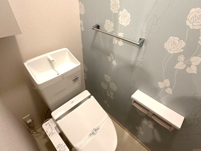 【トイレ】 | ル・ボア | トイレは温水洗浄便座付き♪人気のバストイレ別です♪小物を置ける便利な棚やタオルハンガーも付いています♪壁紙はオシャレなデザインクロス☆