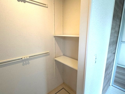 【収納】 | ル・ボア | 各洋室のお部屋にワンステップクローゼットを完備しています！収納したい物のサイズに合わせて棚板などを自由に動かせます☆