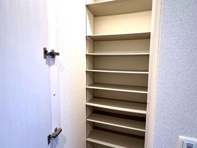 【玄関】 | ル・ボア | 奥行きのあるシューズクロークで玄関すっきり片付きます☆靴だけでなく少しかさばる荷物も収納できるのがポイント！