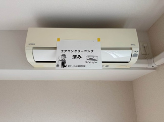 【その他共用部分】 | リビングダイニングキッチンにあるエアコンです！ムシ暑い夏も肌寒い冬も快適に過ごせますね♪