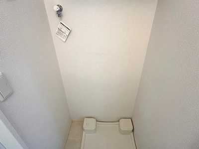 【設備】 | ル・ボア | 洗面所内にある室内洗濯機置き場です♪防水パンが付いているので万が一の漏水にも安心です！上部には便利な収納棚付き♪