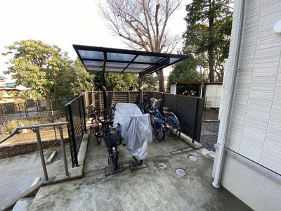 【その他共用部分】 | ル・ボア | 屋根付きの駐輪場で雨が降っても大切な自転車が濡れなくてすみますね♪駅まで自転車もおすすめです！