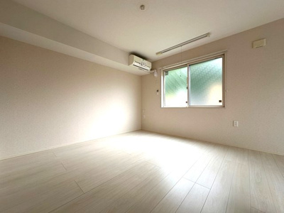 【居間・リビング】 | ル・ボア | リビングダイニングキッチン12.5帖☆キッチン側からの眺めです♪椅子とテーブルを囲んで家族団欒の時間を過ごせます♪エアコン付きで1年中快適に過ごせますね☆