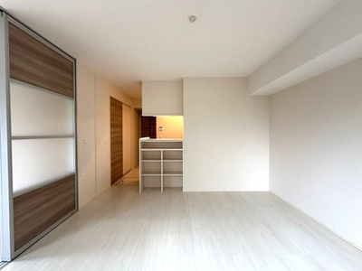 【居間・リビング】 | ル・ボア | リビングダイニングキッチン12.5帖☆女性に人気のカウンターキッチンです！洋室4.5帖のお部屋との間には圧迫感のない可動間仕切り付き♪