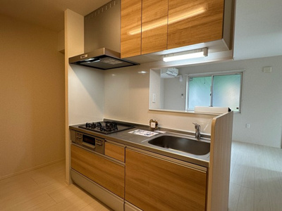 【キッチン】 | ル・ボア | 3口ガスコンロ/グリル付きシステムキッチンです☆場所を取るお鍋やお皿もたっぷり収納できてお料理がはかどります！便利な床下収納付きです♪