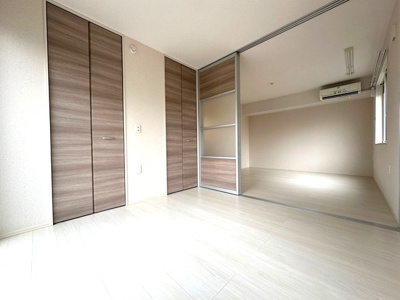 【洋室】 | ル・ボア | 西向き洋室4.5帖☆ワンステップクローゼットと収納スペースがあります！お洋服や荷物をたっぷり収納できてお部屋がすっきり片付きます☆