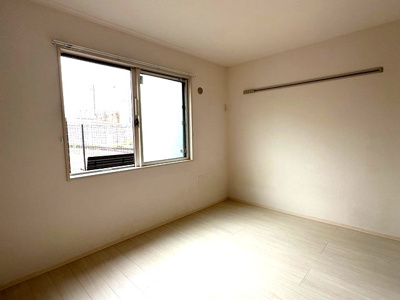 【洋室】 | ル・ボア | 洋室6帖☆玄関側にあるお部屋です♪子供部屋や書斎・寝室など多用途に使えそうですね♪壁にはピクチャーレールがあり、絵や写真が飾れます☆ハンガー掛けとしても便利！