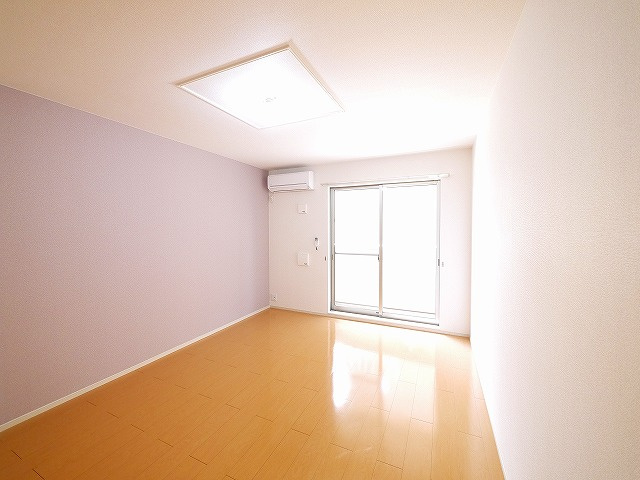 メゾン・カレントの居間・リビング|こちらの居間で趣味の時間をお楽しみください