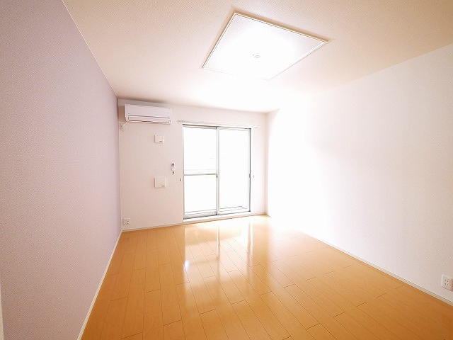 メゾン・カレントの居間・リビング|ゆったり過ごせるリビングです