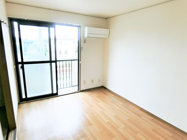 サンパティオの洋室