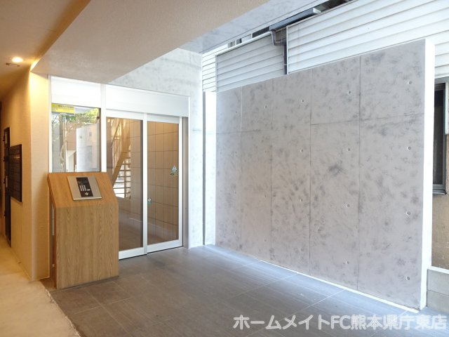 熊本市中央区米屋町２丁目の賃貸マンションのエントランス