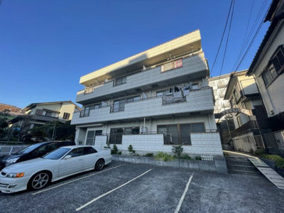 【外観】 | ブライトハイム | コンビニが近くて急なお買い物に便利な立地♪ブルーライン「中川」駅より徒歩圏内の3階建てマンションです♪