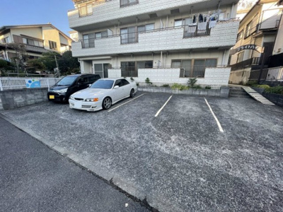 【駐車場】 | ブライトハイム | いつでも目の届く敷地内に駐車場があります♪お車をお持ちのファミリーさんにオススメです☆