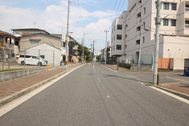 ケーズグランデ　生野東の前面道路含む現地写真|前面道路は幅員も広くお車の出し入れも楽々ですね。
